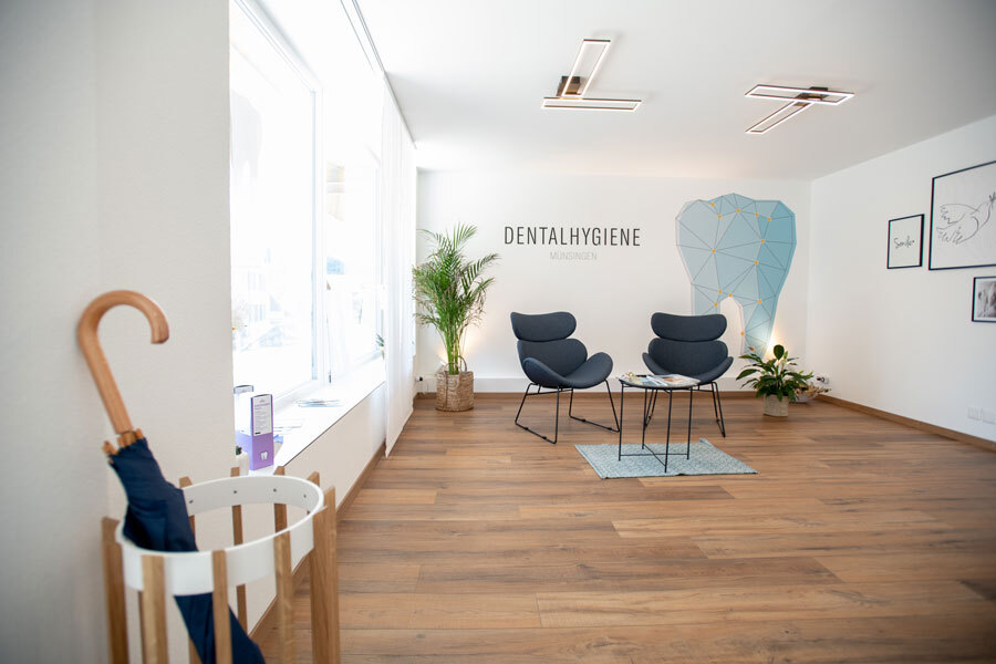 Ein helles Wartezimmer in der Zahnreinigungs-Praxis 